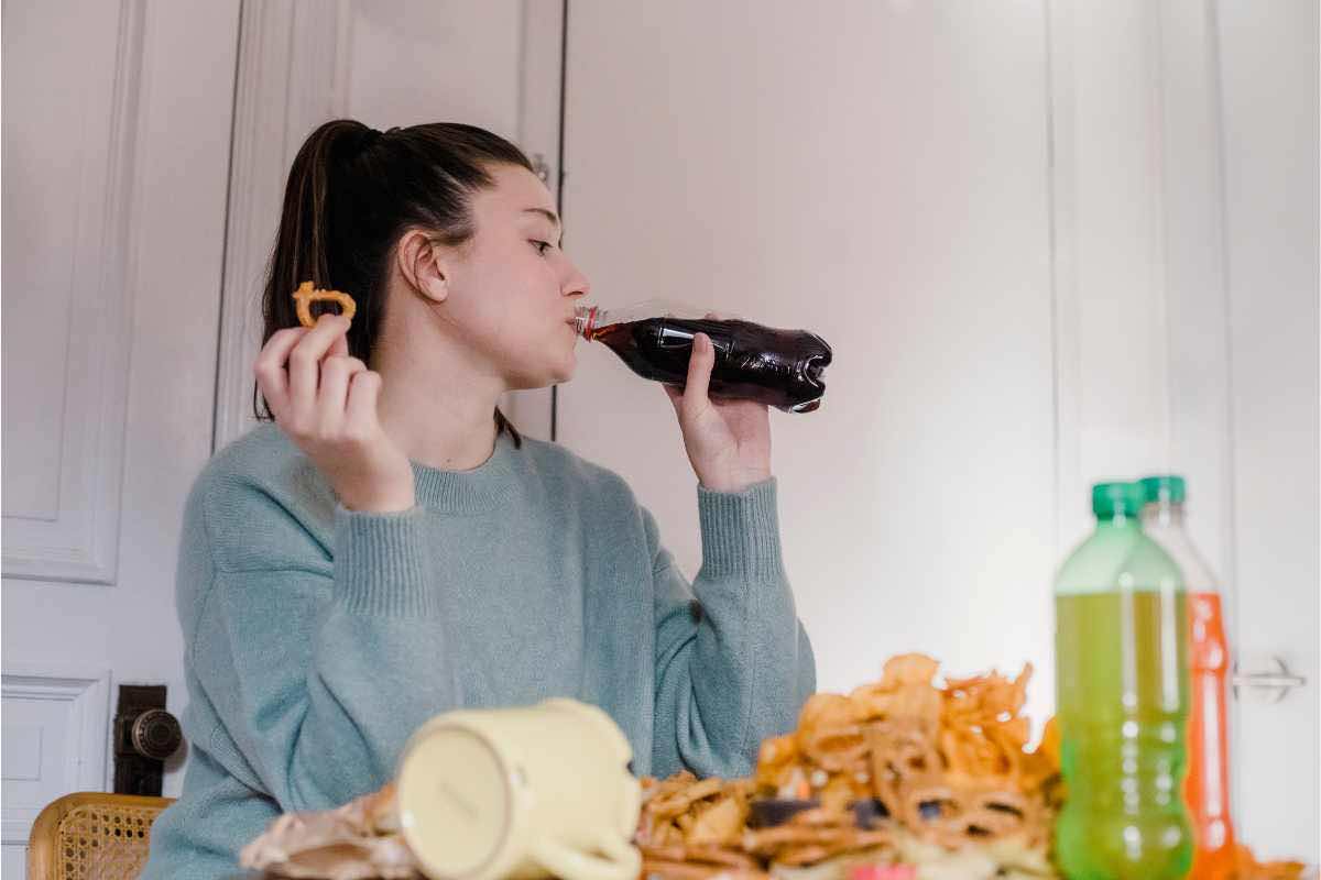 Cattive abitudini a tavola che danneggiano la salute