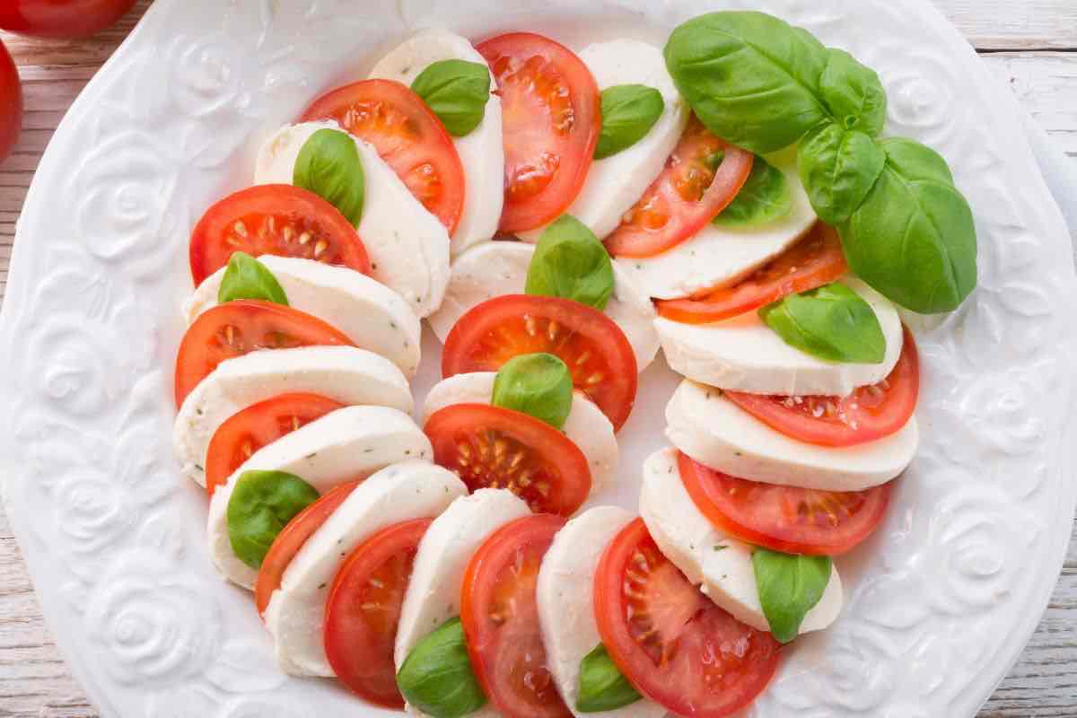 pomodoro e mozzarella nel piatto